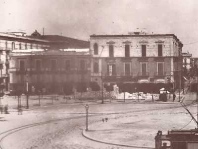 La storia dell�hotel ha per� inizio molto prima, quando nella seconda met� dell�800 venne inaugurato in via Sparano un albergo chiamato Leon d�Oro. Dopo pochi anni l�attivit� si spost� in una bassa palazzina che sorgeva un tempo su questo stesso angolo